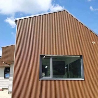 Houten Plastic Samengesteld Buitenmuurcomité Co dreef het Gecanneleerde Bekledingspaneel van WPC uit