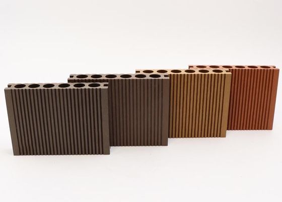 De Bevloeringstuin WPC Decking van het huidenkader 18mm Gemakkelijk Installatie Modern Ontwerp