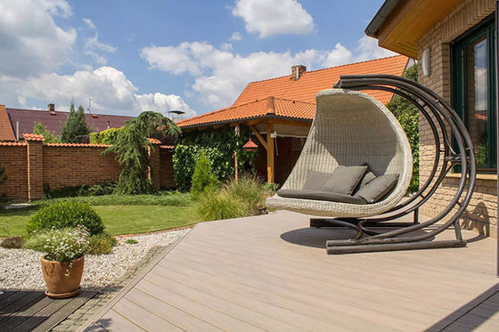 De Bevloeringstuin WPC Decking van het huidenkader 18mm Gemakkelijk Installatie Modern Ontwerp