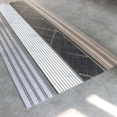 Decoratief PVC plafondpaneel voor de muur Commercieel PVC wandbedekking Interieurwandpaneel Duurzaam gemakkelijk schoon wandmateriaal