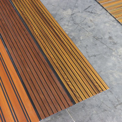 Houtnerf PVC plafondpaneel voor binnenmuren Kosteneffectief wandpaneel Alternatief voor tegels Onderhoudsvriendelijke wandplaat