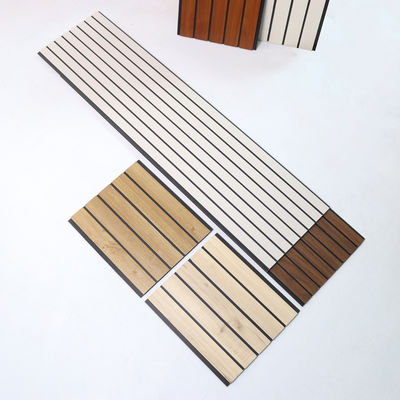 Waterdicht brandwerend PVC wandpaneel Lichtgewicht Eenvoudige installatie Binnen- en buitenmuurbekleding voor badkamer, keuken, woonkamer