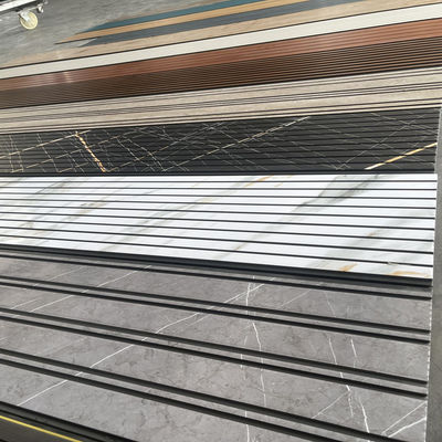 Waterdicht brandwerend PVC wandpaneel Lichtgewicht Eenvoudige installatie Binnen- en buitenmuurbekleding voor badkamer, keuken, woonkamer