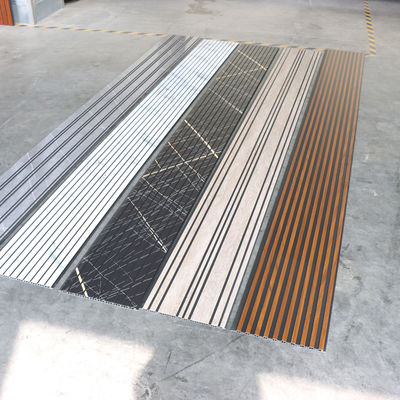 Waterdicht brandwerend PVC wandpaneel Lichtgewicht Eenvoudige installatie Binnen- en buitenmuurbekleding voor badkamer, keuken, woonkamer