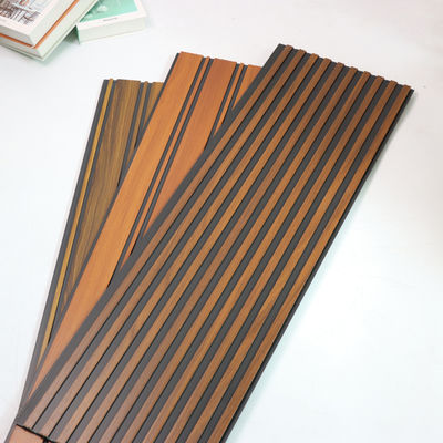 Waterdicht brandwerend PVC wandpaneel Lichtgewicht Eenvoudige installatie Binnen- en buitenmuurbekleding voor badkamer, keuken, woonkamer