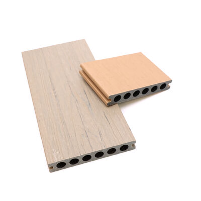 Meerdere toepassingen buiten WPC-dek- en wandpaneel.