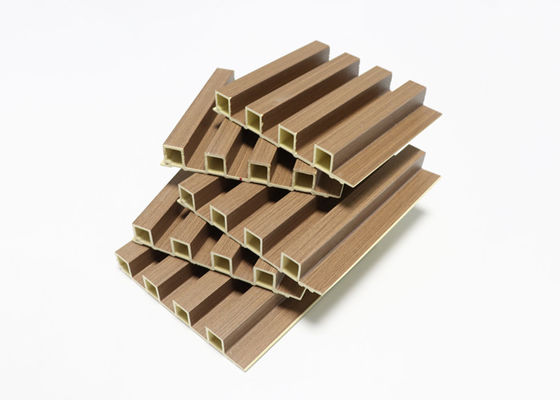 Plastic Samengestelde Gecanneleerde Binnenlandse WPC-Muurcomité Decoratieve Bekledings Binnenmuur
