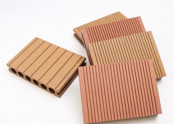 3D In reliëf gemaakte Samengestelde Met elkaar verbindende Tegels Openluchtwpc Bevloering Decking