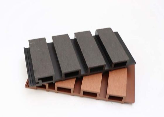 Houten Plastic Samengesteld Buitenmuurcomité Co dreef het Gecanneleerde Bekledingspaneel van WPC uit