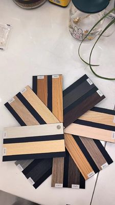 12 mm dikke akoestische platenpaneel Hout plaatwandpaneel voor woningversiering
