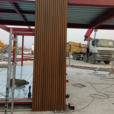 Moderne WPC-wandpanelen met houtkorreltextuur voor buitenversiering