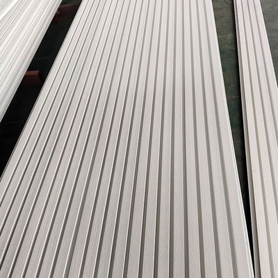 Moderne WPC-wandpanelen met houtkorreltextuur voor buitenversiering