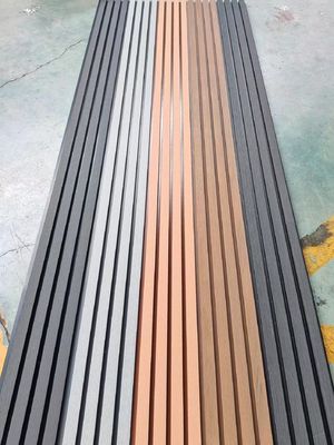 Moderne WPC-wandpanelen met houtkorreltextuur voor buitenversiering